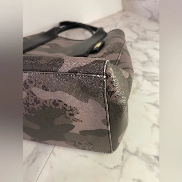 DKNY ARMY CAMO TOTE BAG - Picture 13 of 14